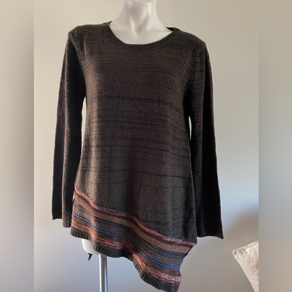Spense knits brown sweater with uneven hemline. Size L